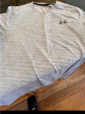 Under Armour Men’s Light Heather Gray Short-Sleeve Performance Tee